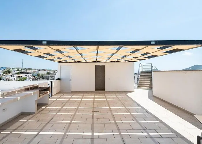 Primer Piso Condo , 3 Recamaras+2.5 Banos +Alberca