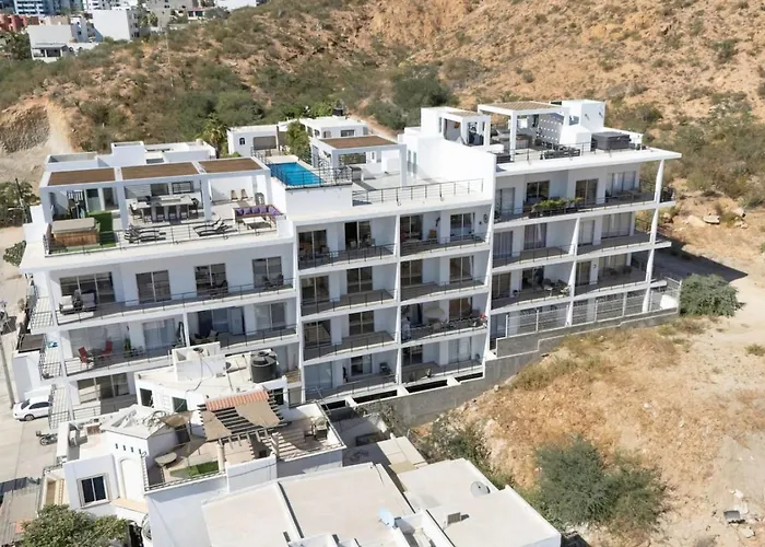 2 Bedroom Wake Up To Unique Views From Your Balcony