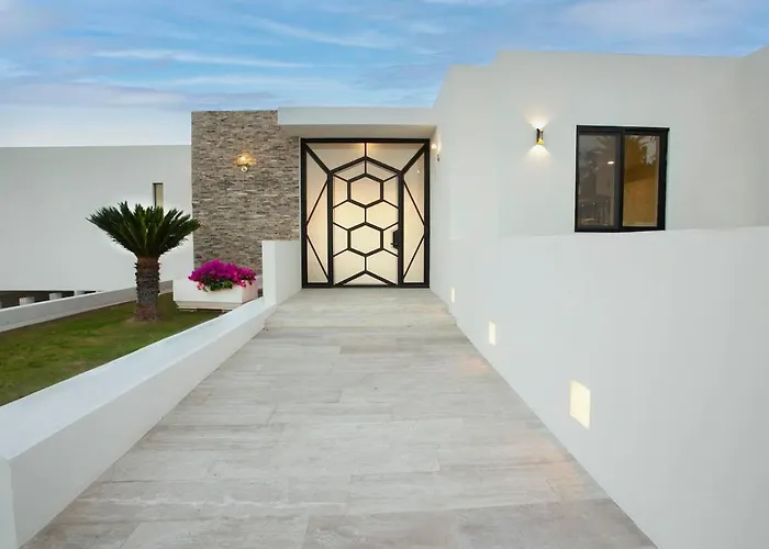 Luxurious Villa Spacious Annd Private Steps Frm Beach