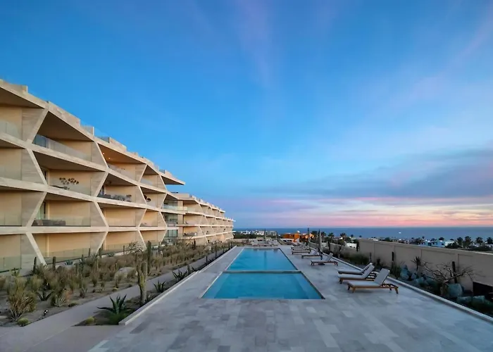 Arch Views 2 Pools 2 Jacuzzis Gym 3 King Beds