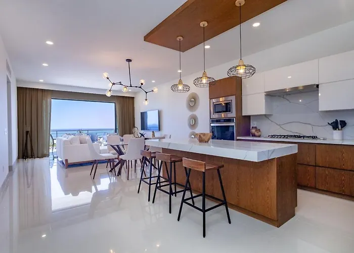 Penthouse With Panoramic Ocean & Arch View!