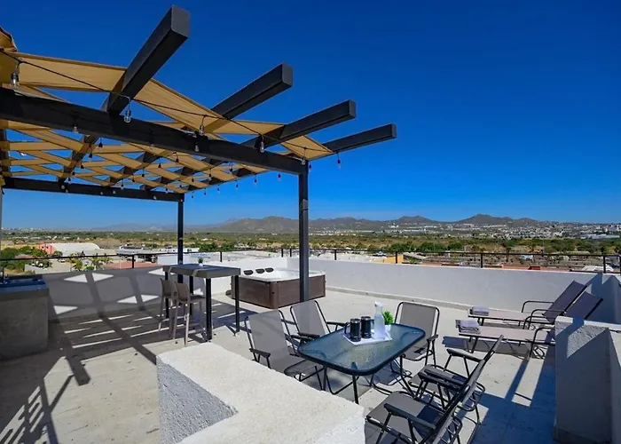 Beautiful Penthouse With Rooftop!