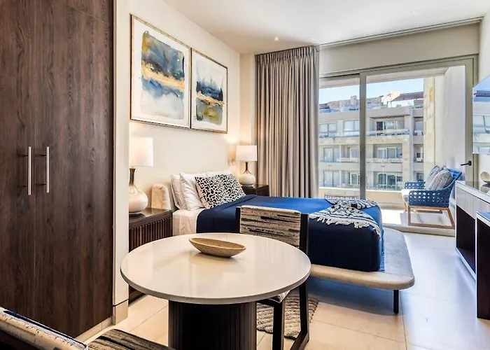 Exquisite Apartment With Balcony, Tv, Wifi, Heated Pool & Gym/Fitness Room