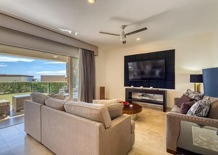 Stylish Condo With Pool, Ocean Views, Fitness & Private Patio Grill