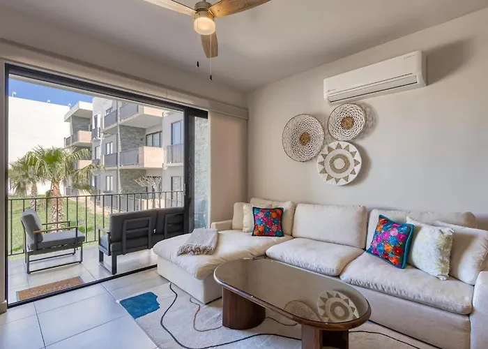 Bright And Modern Condo W/ Balcony, Shared Pool, A/C, Minutes To Beach & Town