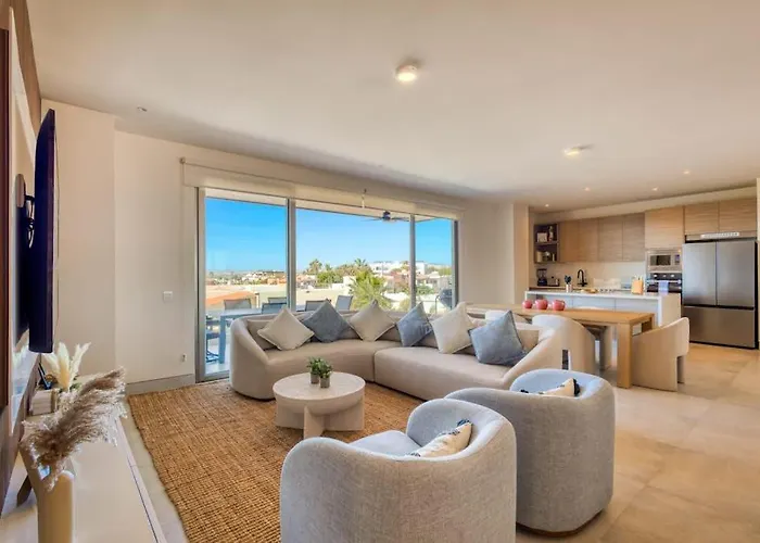 Bright Coastal Condo With Ocean-View Balcony, Gym, Pools, Bbq & Kid'S Park
