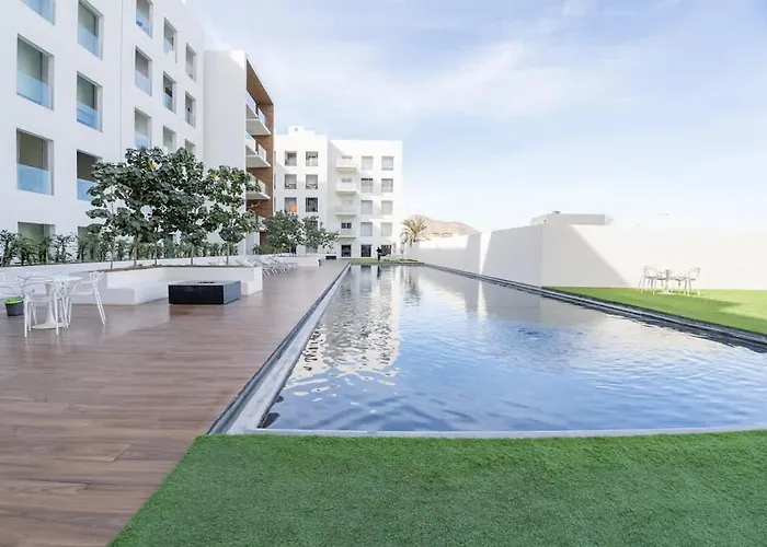 3Br Apartment Beach & Dining Steps Away