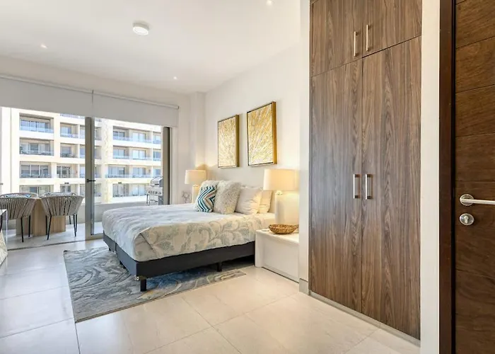 Spectacular Vista Vela Condos - Near Major Attractions, Ac & Balcony Grill
