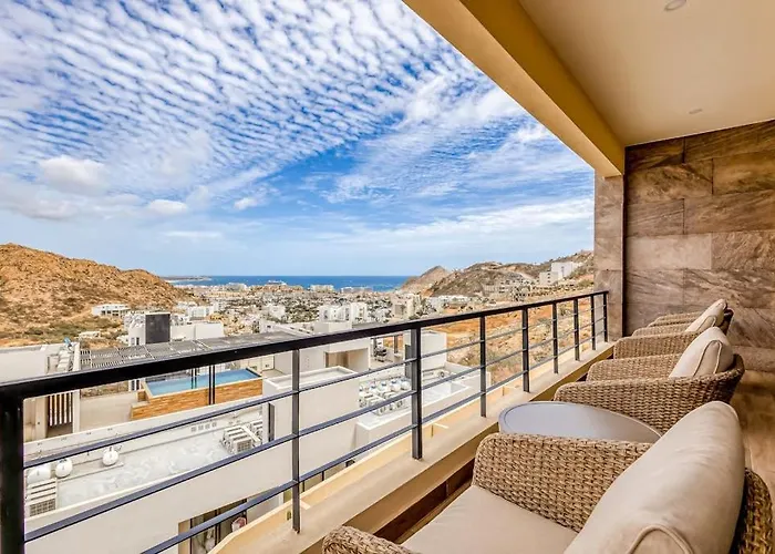 Immaculate Stay With Stunning Views, Balcony, Plus On-Site Pool & Gym