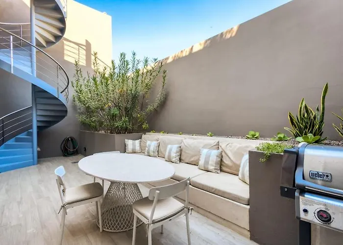Modern Marina-View Penthouse With Private Hot Tub, Pool & Netflix
