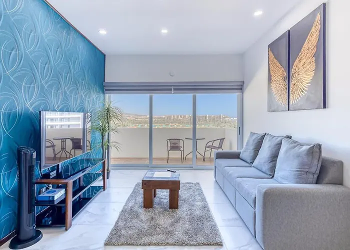 Luxury Condo With Shared Gym, Rooftop Pool, And Centrally Located