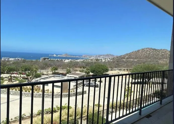 Beautiful 2-Bedroom Apartment With Arch & Ocean Views