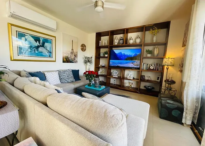 Beautiful Condo 2Bed, 3Bath, Pools And City Views!